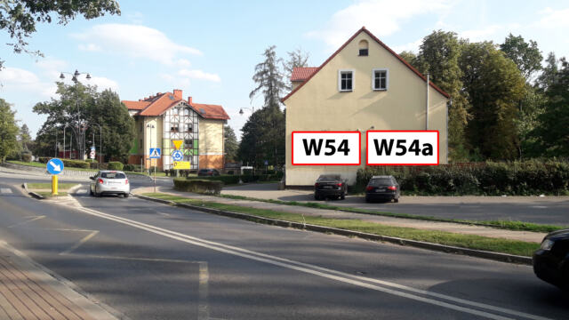 W54a — ul. Kolejowa 30 — tablice IGA, prawa tablica